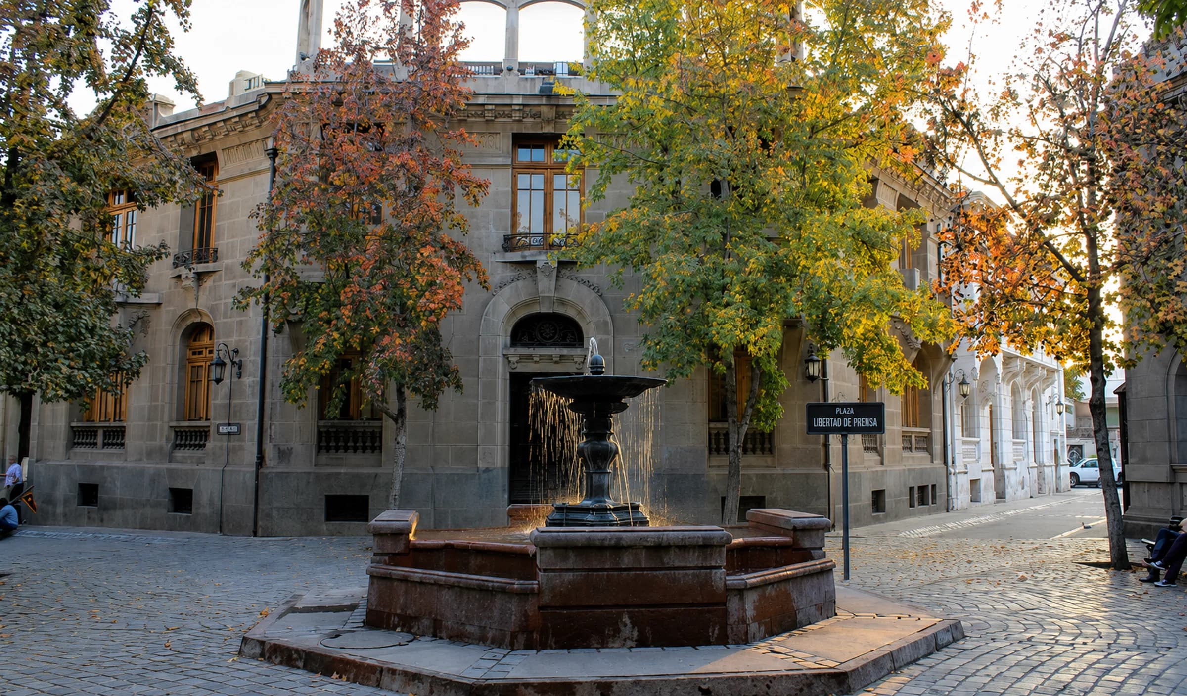 Fountain at Plaza de la Libertad de Prensa in Barrio Concha y Toro